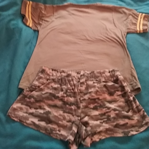 Pajama set. - Picture 4 of 4